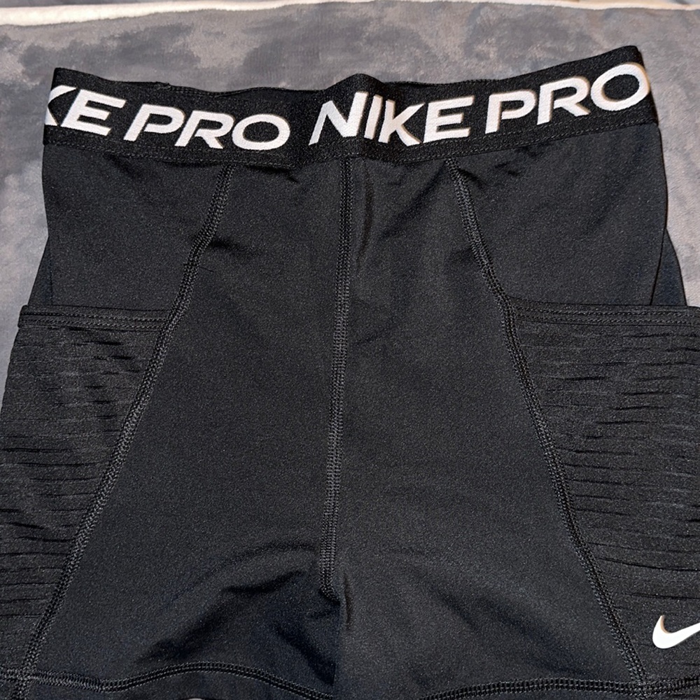 BLACK NIKE PRO WITH POCKETS